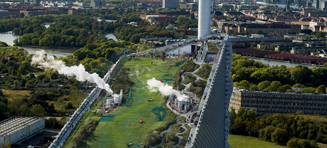 Copenhagen, Đan Mạch:&nbsp;CopenHill là một trong những nhà máy biến chất thải thành năng lượng sạch nhất trên thế giới, nơi đang hướng tới mục tiêu trở thành thủ đô trung hòa carbon đầu tiên trên thế giới vào năm 2025.
