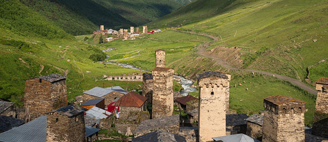 Svaneti, Gẻogia:&nbsp;Được bao quanh bởi những đỉnh núi phủ tuyết trắng của dãy núi Caucasus, Svaneti là nơi có một số ngôi làng biệt lập nhất ở Georgia. Nhiều tháp canh trong hình trên được xây dựng từ thời Trung cổ.
