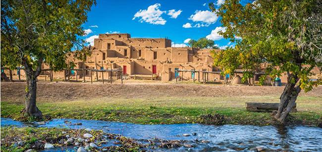 Pueblo Nations, New Mexico:&nbsp;Là địa điểm duy nhất của người Mỹ bản địa được UNESCO công nhận là Di sản Thế giới và Địa danh Lịch sử Quốc gia Hoa Kỳ, Taos Pueblo là một trong những cộng đồng dân cư liên tục lâu đời nhất nước Mỹ.
