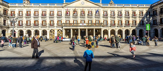 Tây Ban Nha:&nbsp;Quảng trường Plaza Nueva trang nhã là một điểm tập trung trung tâm ở thủ đô Vitoria-Gasteiz của Tây Ban Nha.
