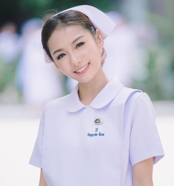 &nbsp;Namkhing Kanyapak (sinh năm 1994) làm y tá tại một bệnh viện ở Thái Lan. Cô được mệnh danh là "nữ y tá đẹp nhất xứ sở chùa Vàng"