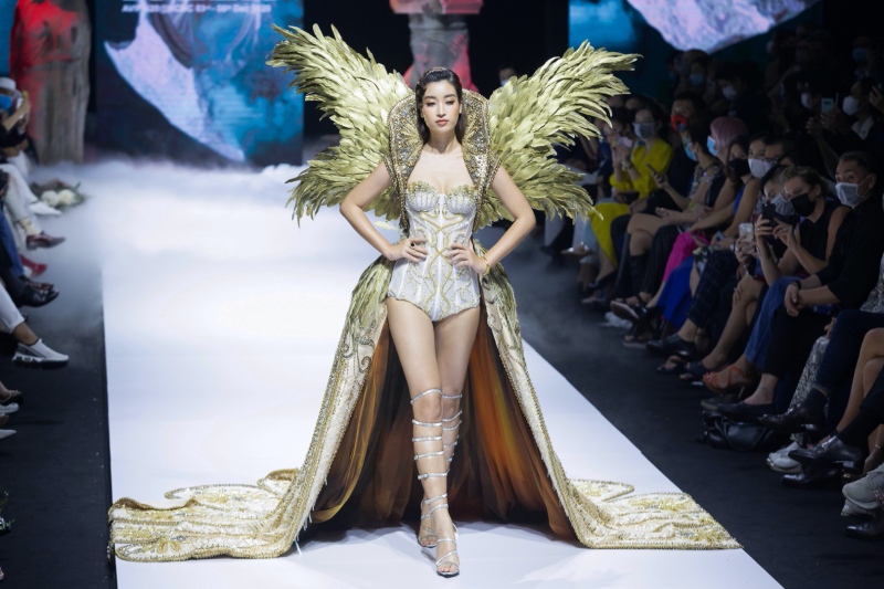 Đỗ Mỹ Linh đảm nhận vai trò “nặng ký” nhất sàn catwalk của “The Valley Of Goddess” khi trình diễn vedette với mẫu váy đính kết nặng 40kg, gần bằng trọng lượng cơ thể của hoa hậu.