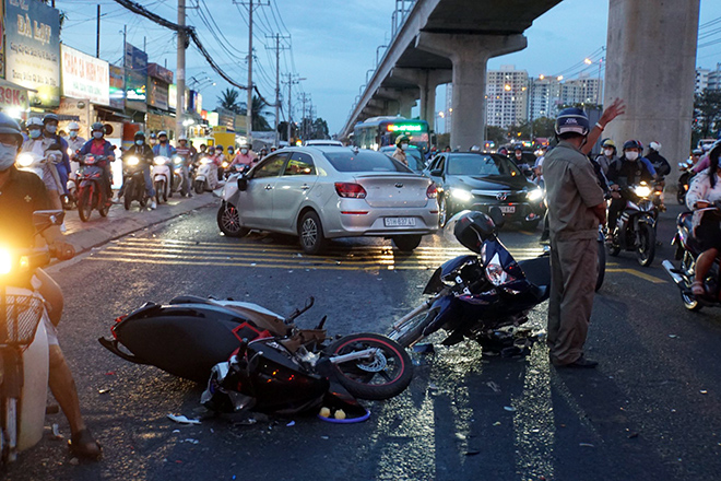 Hiện trường vụ tai nạn, ô tô tông hàng loạt xe máy