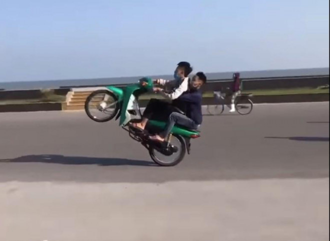 Cảnh thanh niên đầu trần bốc đầu xe máy ở biển Sầm Sơn