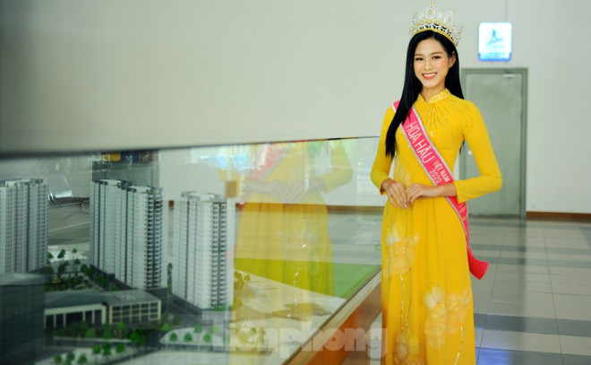 Hoa hậu Đỗ Thị Hà trở lại trường đại học với tà áo dài duyên dáng - 1