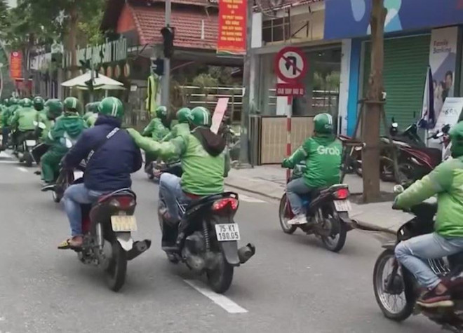 Tài xế Grab tập trung diễu hành trên đường Lê Duẩn (quận Hải Châu, TP Đà Nẵng)