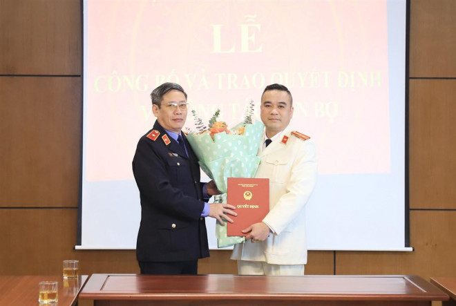 Viện trưởng VKSND Tối cao bổ nhiệm ông Nguyễn Lê Thắng (phải) giữ chức Phó Trưởng phòng Phòng Thống kê dân sự.