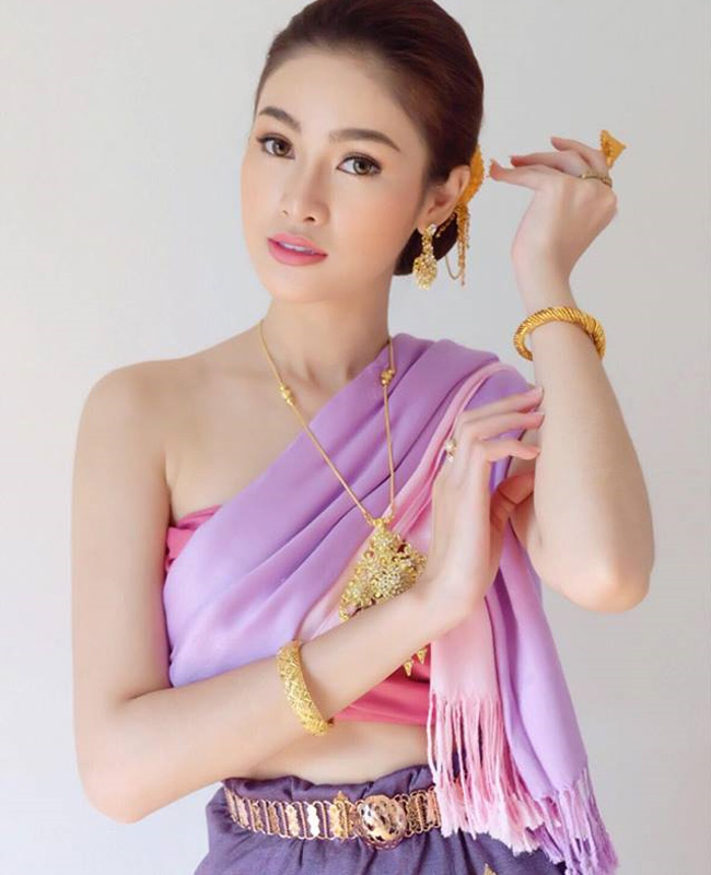 Piyamarth Phounpaseuth gây ấn tượng nhờ gương mặt khả ái, thuần khiết và lối trang điểm nhẹ nhàng, thanh lịch.
