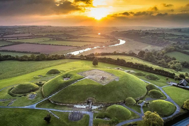 Newgrange, Ireland: Tòa nhà độc đáo ở Ireland này được nhắc đến như một trong những công trình kiến ​​trúc đáng chú ý nhất với thiết kế gần như hoàn hảo, có thể đón nắng mùa đông khá dễ dàng.
