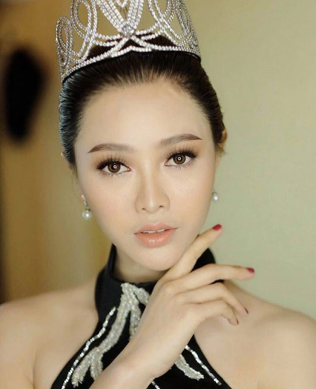 "Đệ nhất hoa hậu Lào" có nhan sắc cuốn hút, ngọt ngào và rất đỗi mong manh. Nhiều người ví nhan sắc của cô có nét giống hoa hậu Thu Thảo của Việt Nam.
