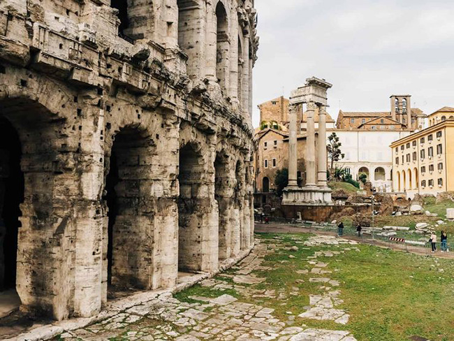 Nhà hát Marcellus, Ý: Công trình kiến ​​trúc ngoạn mục với những cột đá đã trở thành khuôn mẫu cho những công trình nhà hát ấn tượng nhất thế giới. Nhà hát ấn tượng này có thể đón hơn 20.000 khán giả nhờ các khu vực chỗ ngồi khác nhau. 
