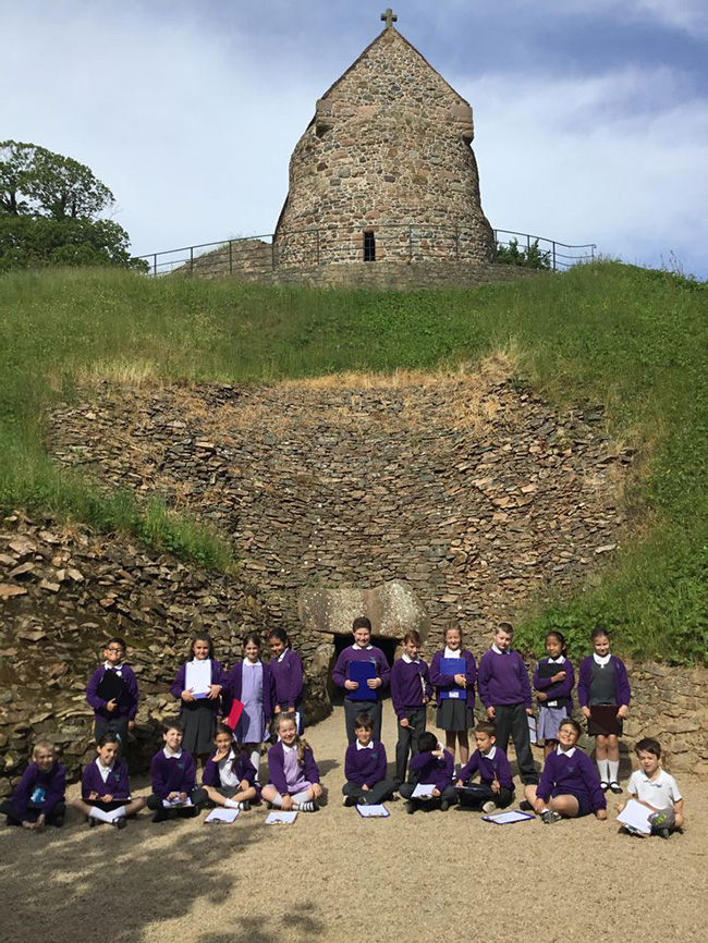 La Hougue Bie -&nbsp;Hầm chứa cổ ở Pháp: Boongke cổ, nằm ngoài khơi bờ biển Normandy, Pháp, là một trong những công trình kiến ​​trúc cao nhất châu Âu với những ngôi mộ thông hành, địa điểm tôn giáo và mộ đá thời tiền sử.&nbsp;
