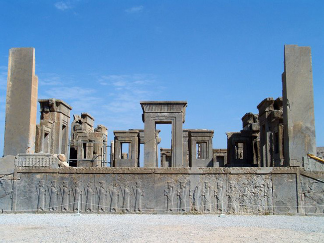 Persepolis Gate Of Nations, Persia (Iran): Di tích hùng vĩ này ở Ba Tư (nay là Iran), có các chi tiết trang trí công phu, cổng chạm khắc và nội thất bằng gỗ ấn tượng với cửa xoay làm bằng kim loại. 
