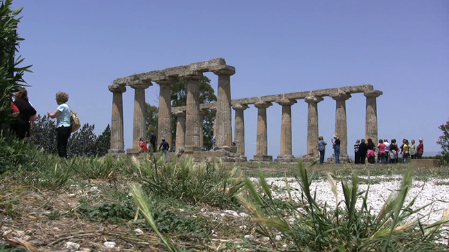 Ngôi đền cổ Hera, Ý: Đền Hera ban đầu được xây dựng với hàng chục cột đá và ba gian phòng, sau này trở thành khu vực thờ cúng. Ngày nay,  khu vực này khá nổi tiếng vì là một trong những di tích cổ xưa nhất của Rome.
