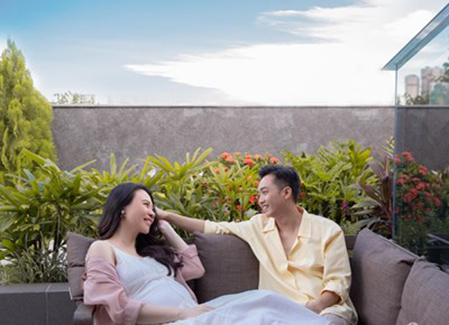 Trên sân thượng, vợ chồng Cường Đô la - Đàm Thu Trang thoải mái tận hưởng không khí trong lành.

