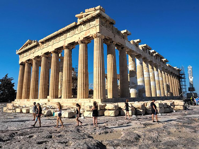 Parthenon Hy Lạp cổ đại trên Acropolis: Đền Parthenon của Hy Lạp rất lộng lẫy cùng bức tượng Athena tuyệt đẹp có các chi tiết&nbsp;bằng vàng và ngà voi gây ấn tượng khiến du khách trên khắp thế giới nườm nượp kéo đến hằng năm.
