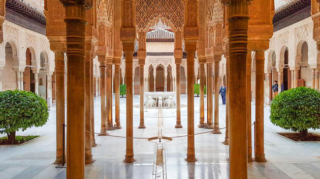 Alhambra - Biểu tượng của Tây Ban Nha: Tòa nhà mang tính biểu tượng này thu hút hơn 5.000 du khách mỗi ngày. Không có từ ngữ nào có thể diễn tả đầy đủ sự uy nghiêm của cung điện Tây Ban Nha này.&nbsp;
