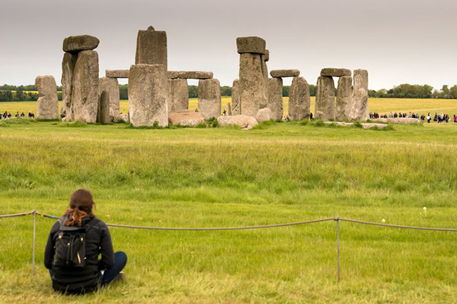 Epic Stonehenge, Anh: Stonehenge huyền thoại là một trong những địa điểm được ghé thăm nhiều nhất ở Anh. Công trình kiến ​​trúc nổi tiếng này được tạo thành từ sự pha trộn của đá kim sa và một vài tảng đá xanh nhỏ hơn.&nbsp;
