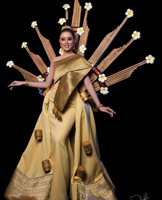 Phounesup nổi bật trong trang phục dân tộc  "Siengkhaen Daenchampa" được trình diễn tại Miss International.
