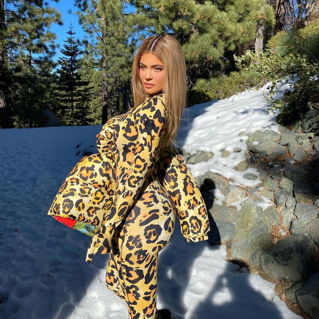 Kylie Jenner khoe body nóng bỏng giữa trời tuyết trong bộ trang phục kín như bưng.