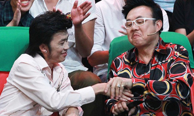 Đương thời, danh hài Chí Tài cùng nghệ sĩ Hoài Linh ngồi ghế nóng chương trình “Ca sĩ giấu mặt”.
