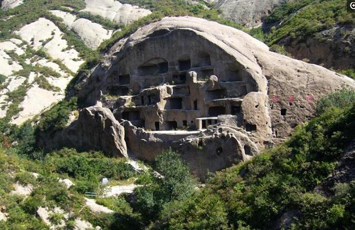 Kỳ lạ hang động bị bỏ hoang gần Vạn Lý Trường Thành và bộ tộc bí ẩn cổ đại - 1