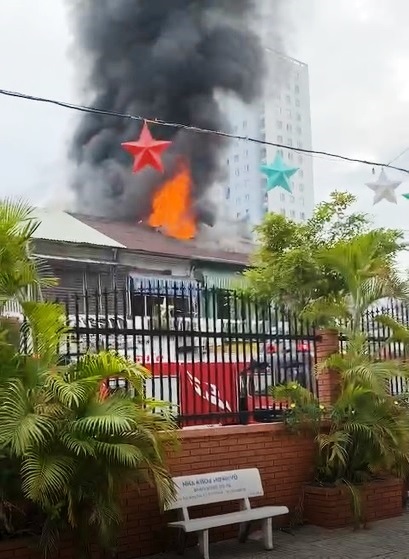 &nbsp;Ngọn lửa bùng phát tại căn hộ của chung cư cũ trên đường Trần Đình Xu