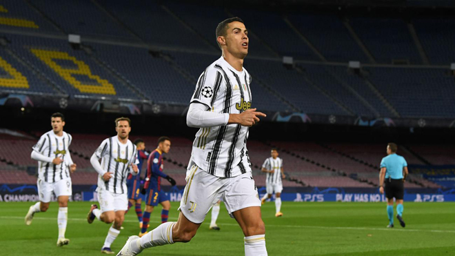Ronaldo lập cú đúp từ chấm phạt đền