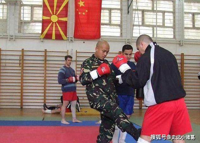 Tiểu Tuấn (trái) là binh sĩ đầu tiên của Trung Quốc có vinh dự sang châu Âu đào tạo võ thuật