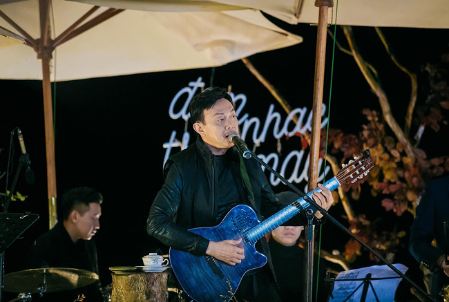 Cuối tháng 11, Chí Tài vẫn có mặt tại Đà Lạt tham gia một show diễn. Ông&nbsp;đánh guitar, thể hiện nhạc phẩm &#34;Em ở đâu&#34; - một sáng tác của chính mình.
