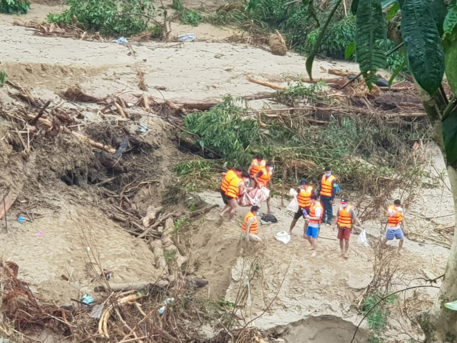 Một nạn nhân vụ lở núi ở Nam Trà My được tìm thấy ven bờ sông Leng