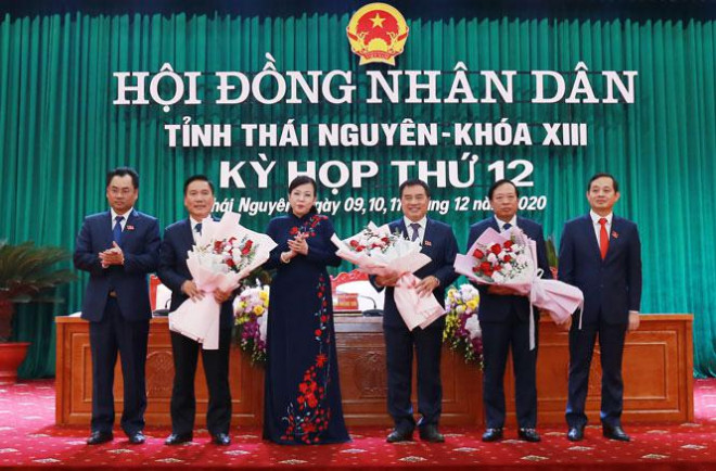 Bí thư Tỉnh uỷ Thái Nguyên Nguyễn Thanh Hải tặng hoa chúc mừng các cán bộ vừa được bầu vào vị trí mới