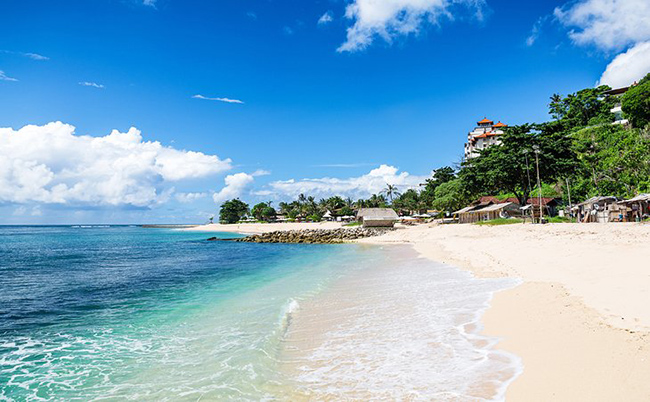 Bãi biển Bali: Được cho là điểm nghỉ dưỡng nổi tiếng nhất của Indonesia, Bali có một số địa danh và truyền thống văn hóa khiến chuyến thăm ở đây trở nên đáng giá. 
