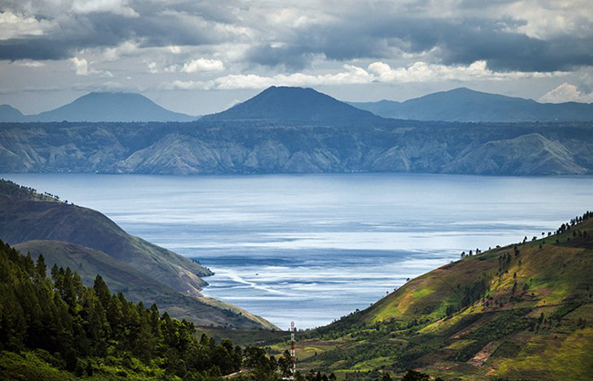 Hồ Toba: Hồ Toba vừa là một vùng nước vừa là siêu núi lửa. Hồ nằm trong miệng núi lửa, được hình thành từ 69.000 đến 77.000 năm trước và được cho là kết quả của một vụ phun trào thảm khốc.
