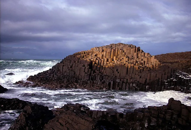 Giant's Causeway (Bắc Ireland): Là Di sản được UNESCO công nhận nằm ở County Antrim ở Bắc Ireland, Giant's Causeway là một công trình tuyệt vời về hậu quả của hoạt động núi lửa.
