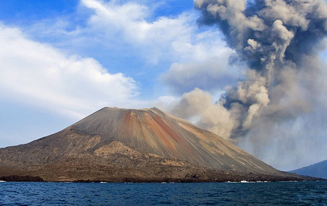 Núi Krakatau: Chắc chắn, vụ phun trào của núi lửa nổi tiếng nhất Indonesia, Krakatau vào năm 1883 là lớn nhất trong lịch sử được ghi lại. Anak Krakatau, &#34;Đứa con của Krakatau&#34; là hòn đảo trẻ nhất trong số các hòn đảo được hình thành bởi vụ phun trào năm 1883.
