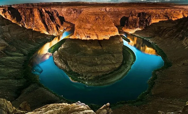 Horseshoe Bend (Arizona, Mỹ): Nằm bên ngoài Page ở Arizona, qua nhiều thiên niên kỷ, sông Colorado đã cắt một hẻm núi sâu trong đá, bao bọc xung quanh thành hình móng ngựa ngoạn mục.
