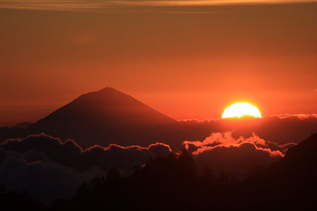 Gunung Rinjani: Gunung Rinjani là một điểm thu hút hàng đầu trên Lombok. Trong Công viên Quốc gia Rinjani, bạn có thể bắt gặp những loài động vật như khỉ lá mun đen quý hiếm, khỉ đuôi dài, vẹt mào lưu huỳnh và các loài kỳ lạ khác.&nbsp;
