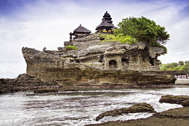 Pura Tanah Lot: Đây là một trong những ngôi đền nổi tiếng nhất ở Bali, được xây dựng trên một khối đá ở biển. Sự hình thành ban đầu bắt đầu xấu đi tại một thời điểm, vì vậy một phần của đá hiện nay là nhân tạo.&nbsp;
