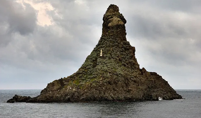  Faraglioni dei Ciclopi, Sicily (Ý): Được biết đến với tên gọi Đảo Cyclops, những tảng đá có hình dạng kỳ lạ được người dân địa phương gọi là Faraglioni di Trezza.
