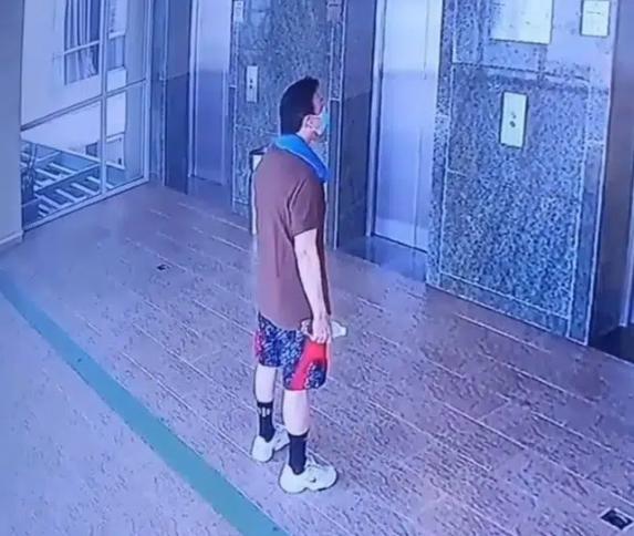 Bức hình được trích xuất từ CCTV khu chung cư nơi Chí Tài đang sống.