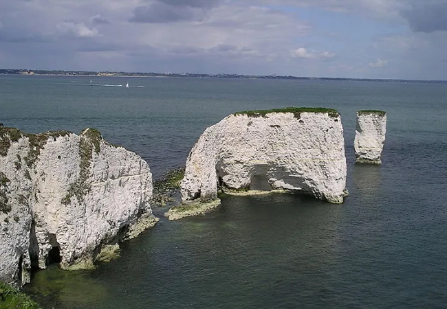 Old Harry Rocks (Anh): Nằm cách Poole và Bournemouth khoảng 10km về phía nam, những tảng đá này đã hơn 60 triệu năm tuổi. Sự xói mòn do nước biển vỗ liên tục khiến thành tạo đá phấn này luôn thay đổi.&nbsp;
