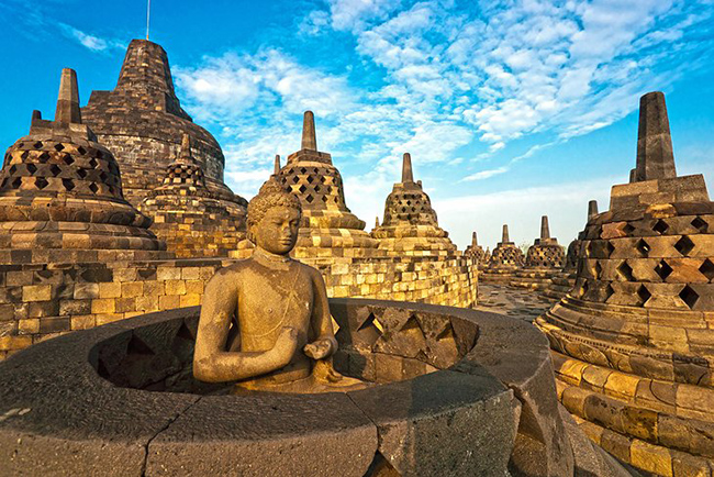 Borobudur: Chùa Borobudur được xây dựng vào thế kỷ thứ 8, là một trong những di sản thế giới hàng đầu của UNESCO và được coi là một trong những địa điểm Phật giáo vĩ đại nhất trên thế giới.
