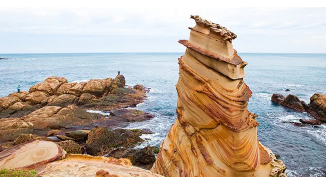 Nanya &#34;Peculiar Rocks&#34; (Đài Loan): Một khối đá tuyệt vời nằm ở độ cao gần 89km trên Quốc lộ ven biển số 2. Một ví dụ điển hình về thời tiết và xói mòn do tác động của sóng đã lên đến đỉnh điểm trong nhiều năm tạo thành sự độc đáo được tìm thấy ở Nanya.
