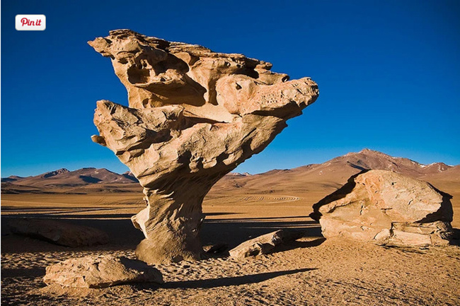 Arbol de Piedra (Bolivia): Arbol de Piedra là một ví dụ tuyệt vời khác về xói mòn địa chất. Trong nhiều thiên niên kỷ, gió mạnh đã làm cho lớp đá núi lửa này mỏng dần ở chân của nó.&nbsp;
