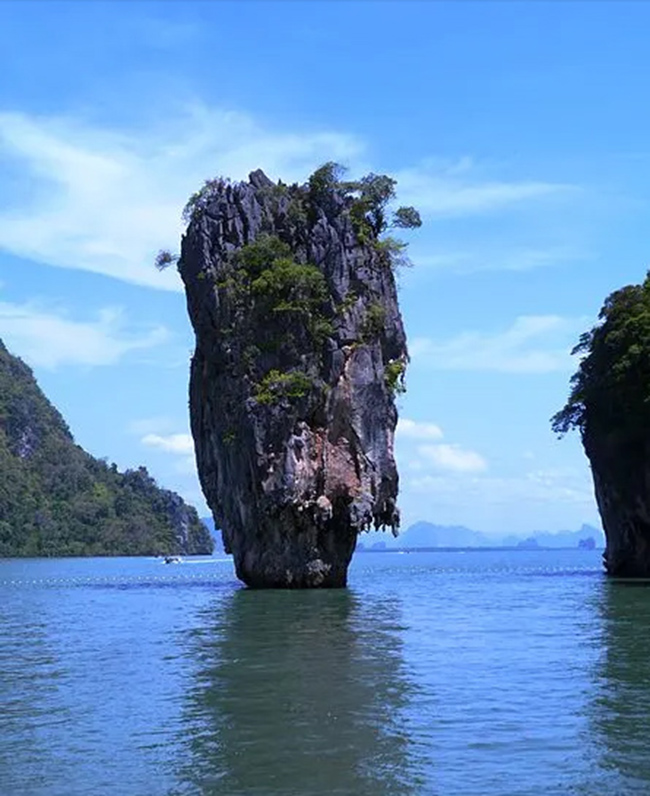 Khao Ta-Pu, còn gọi là Đảo James Bond (Thái Lan): Là một phần của Vườn Quốc gia Biển Ao Phang Nga từ năm 1981, tảng đá vôi cao 20m này là nơi thường xuyên lui tới của khách du lịch. 
