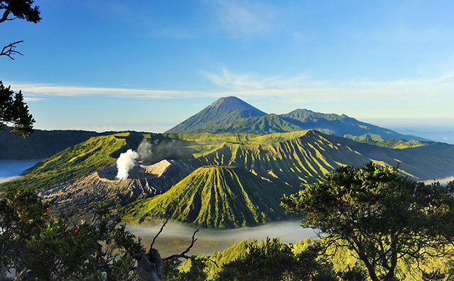 Núi Bromo: Núi Bromo là một trong những nơi được biết đến nhiều nhất, phần lớn nhờ vào tầm nhìn tuyệt đẹp của nó, đặc biệt là khi được nhìn thấy khi đứng trên miệng núi lửa lúc mặt trời mọc.&nbsp;
