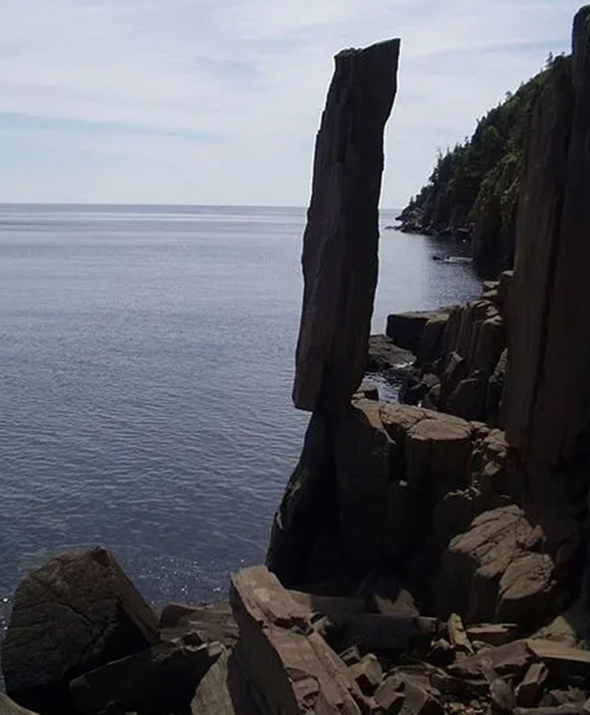 Balancing Rock (Canada): Được cho là đã đứng vững hàng nghìn năm, tảng đá cân bằng của Long Island (Canada) dường như bất chấp trọng lực.&nbsp;
