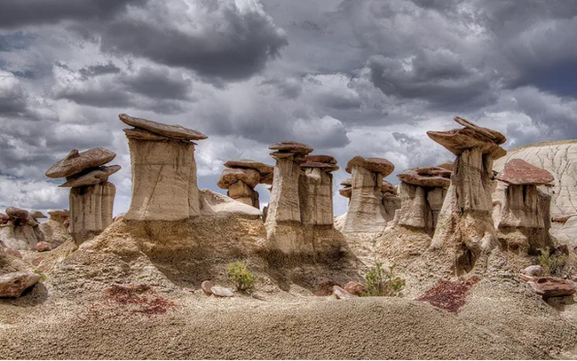 Hoodoos tại Khu hoang dã Ah-Shi-Sle-Pah (Mexico): Một thành tạo đá khác từ lâu đã thu hút khách du lịch là Hoodoos, trải rộng trên diện tích khoảng 26km2 ở tây bắc Mexico.&nbsp;
