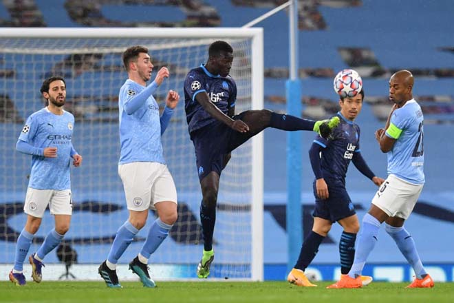 Hàng thủ Man City (áo xanh nhạt) chơi cực tốt tại Champions League